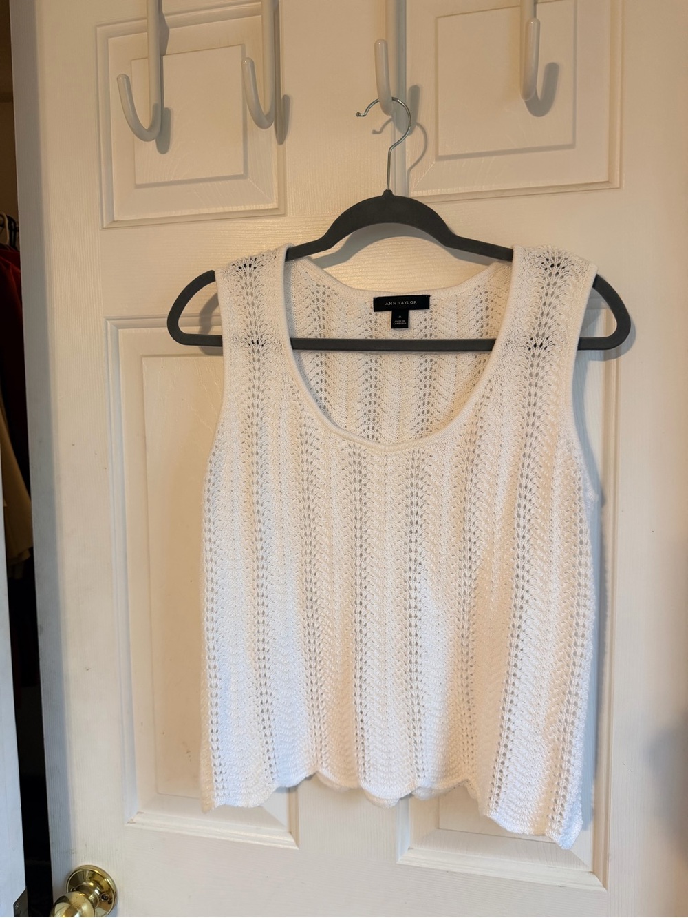 ✨ Ann Taylor White Open Knit Sweater Tank – Size M ✨